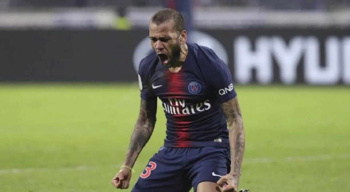 Дани Алвес хочет в Барселону / ПСЖ