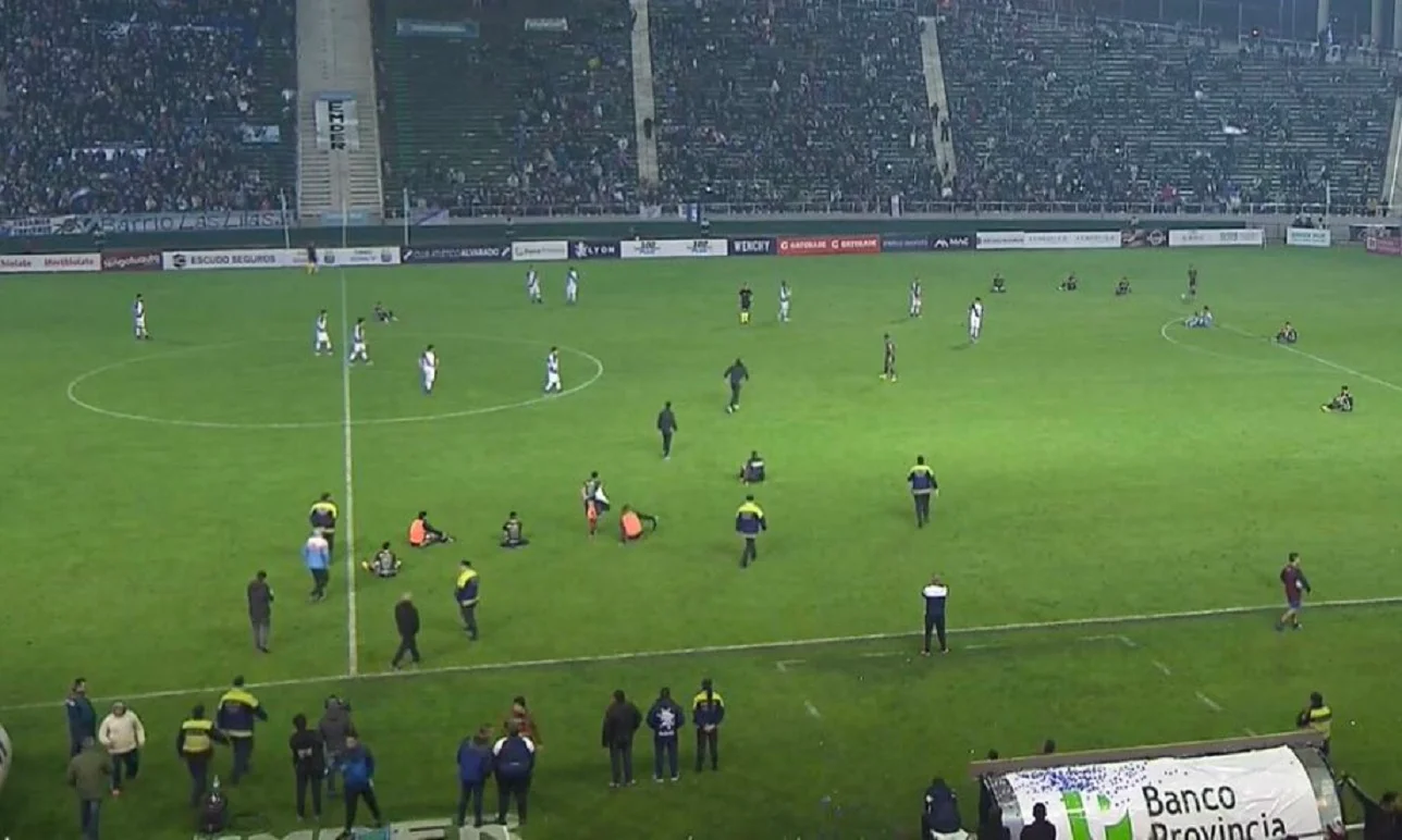 Игроки Сан-Хорхе сидят на газоне