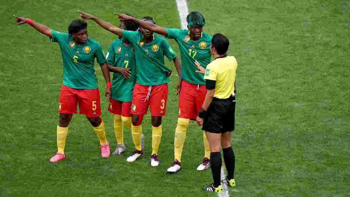 Слезы через VAR, плевки в соперниц и протесты – женская сборная Камеруна устроила феерию на чемпионате мира
