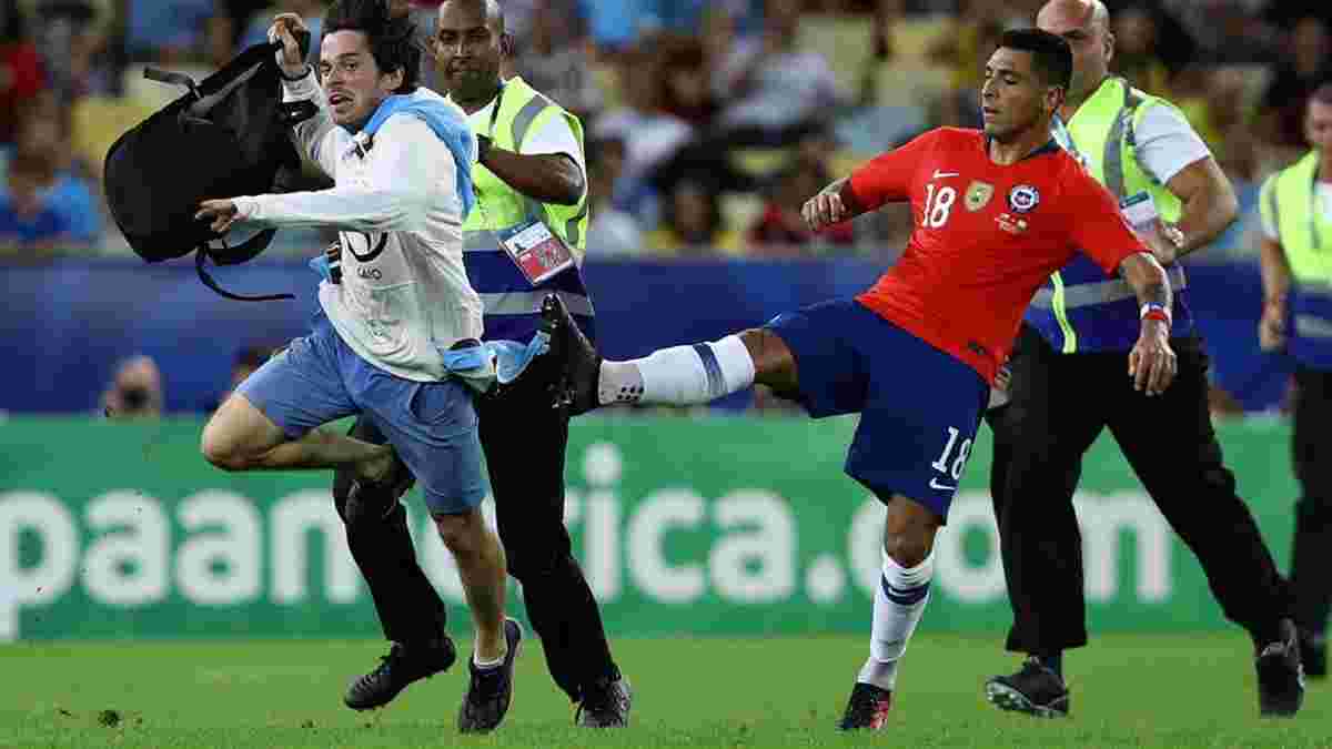 Игрок сборной Чили лихим приемом обезвредил "петуха", который пытался сорвать матч Копа Америка