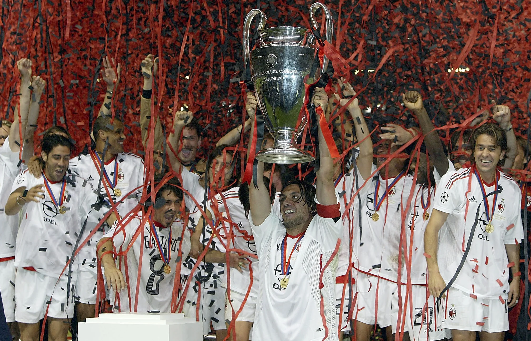 Паоло Мальдіні з кубком Ліги чемпіонів / Getty Images