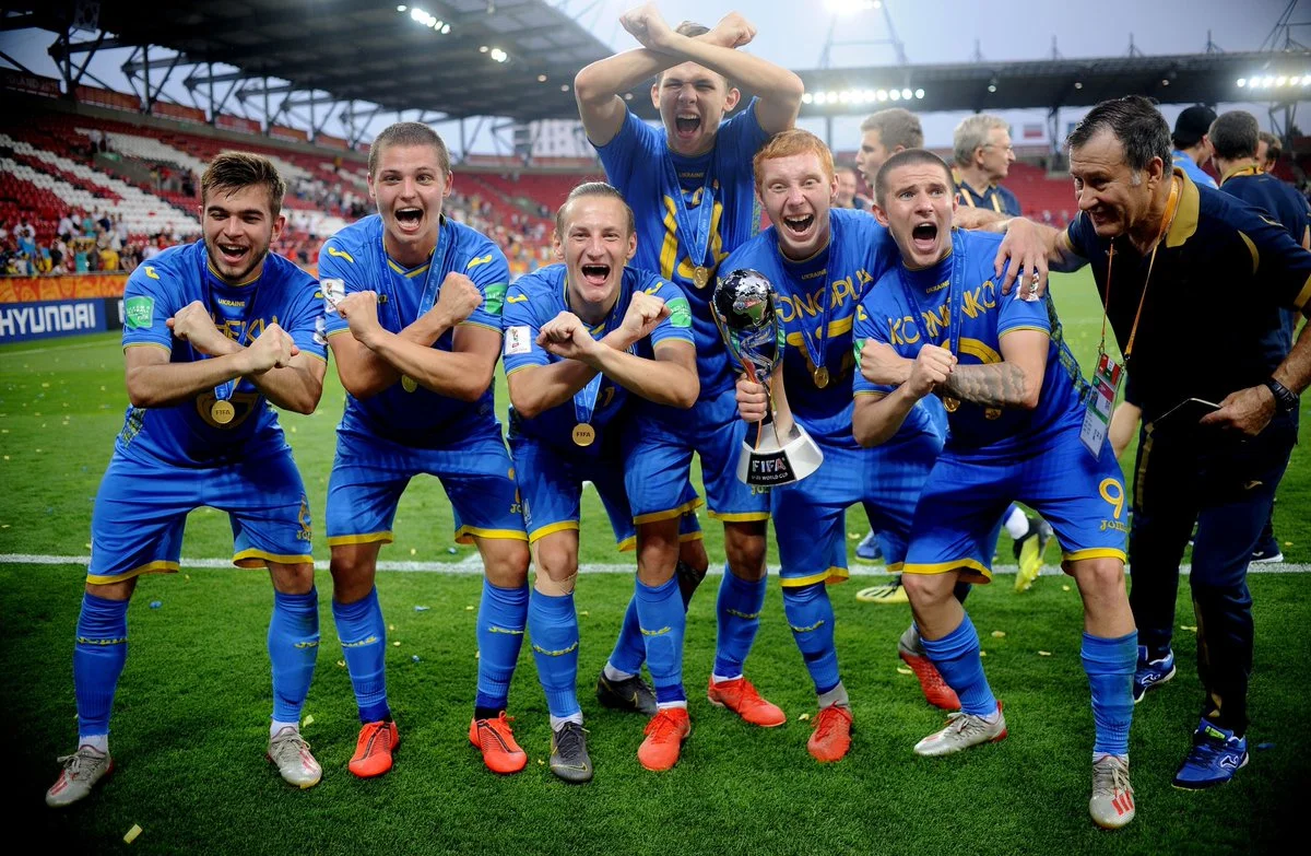 Ефим Конопля (третий справа) – чемпион мира-2019 U-20, который представлял Шахтер