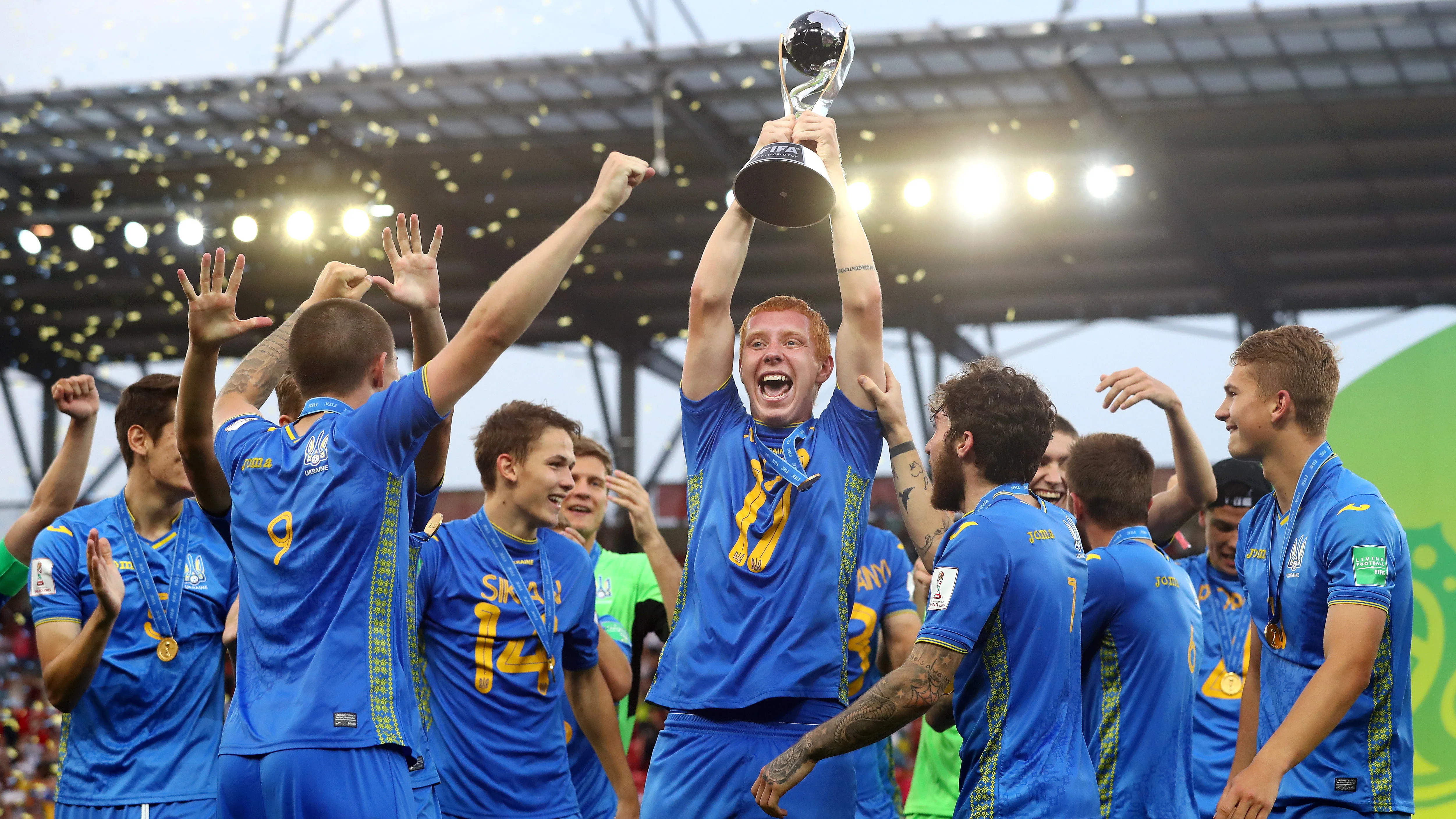 Юхим Конопля (з кубком) / ФІФА