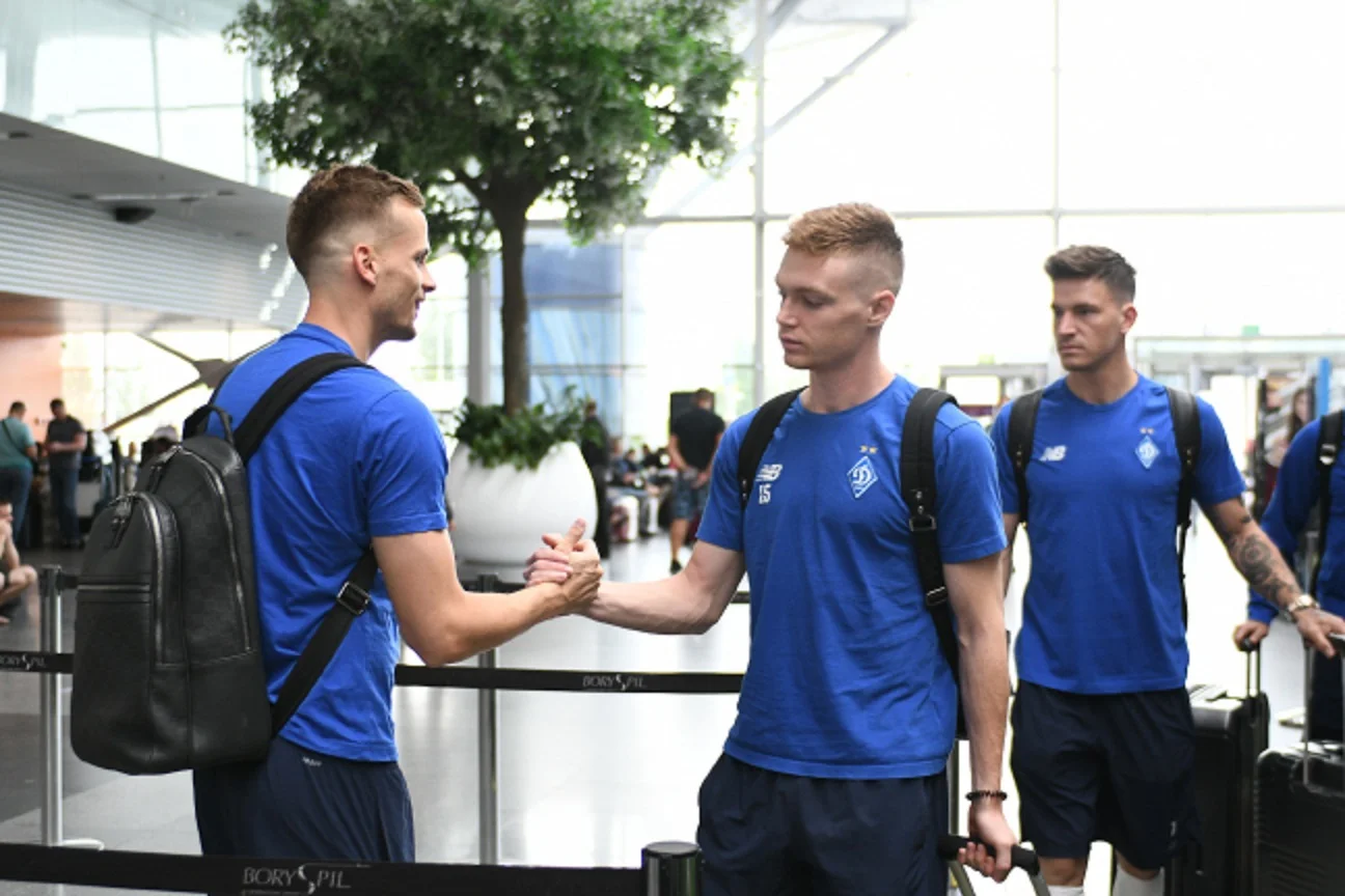 "Біло-сині" в аеропорту / ФК Динамо