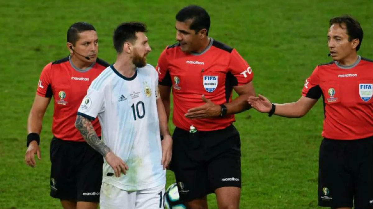 Месси спорит с арбитрами / Marca
