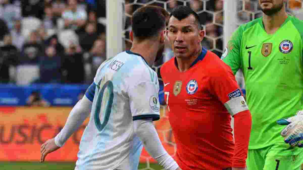 Аргентина – Чили: Медель швырнул жевательной резинкой в болельщика после матча
