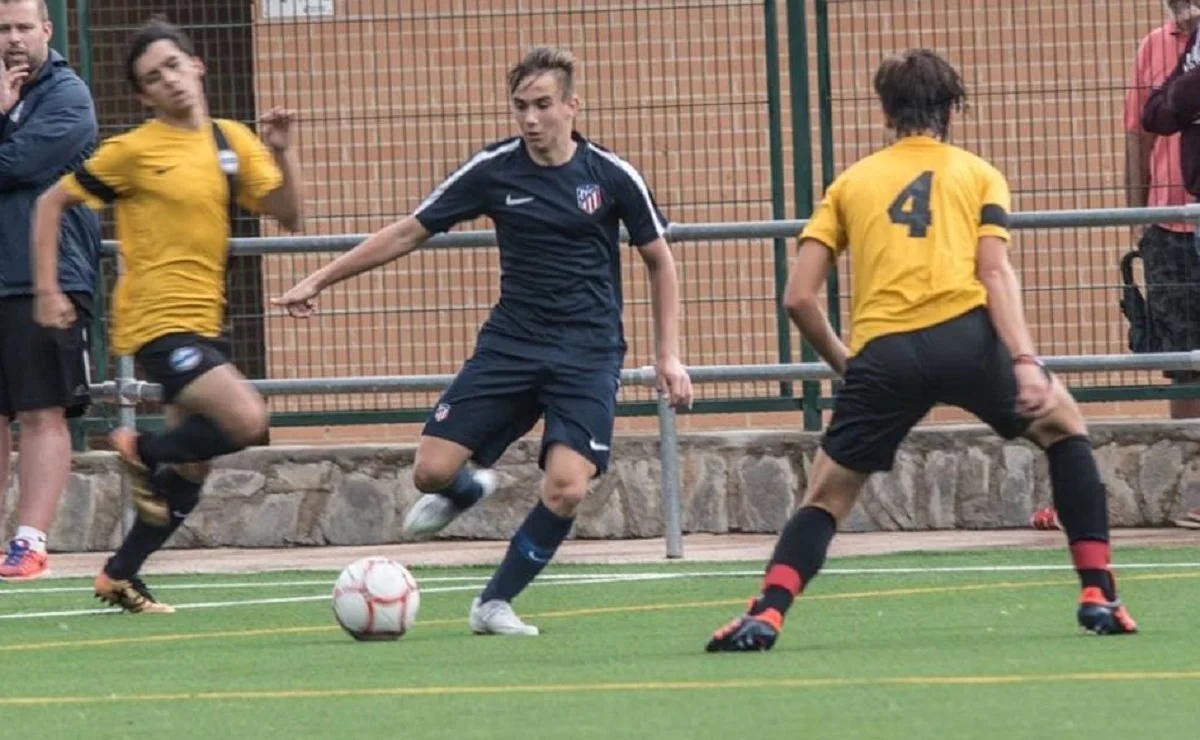 Назарій Довгань (у центрі)