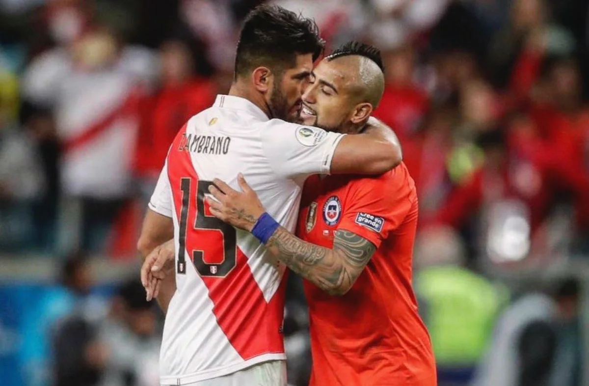 Карлос Самбрано (ліворуч) / КОНМЕБОЛ