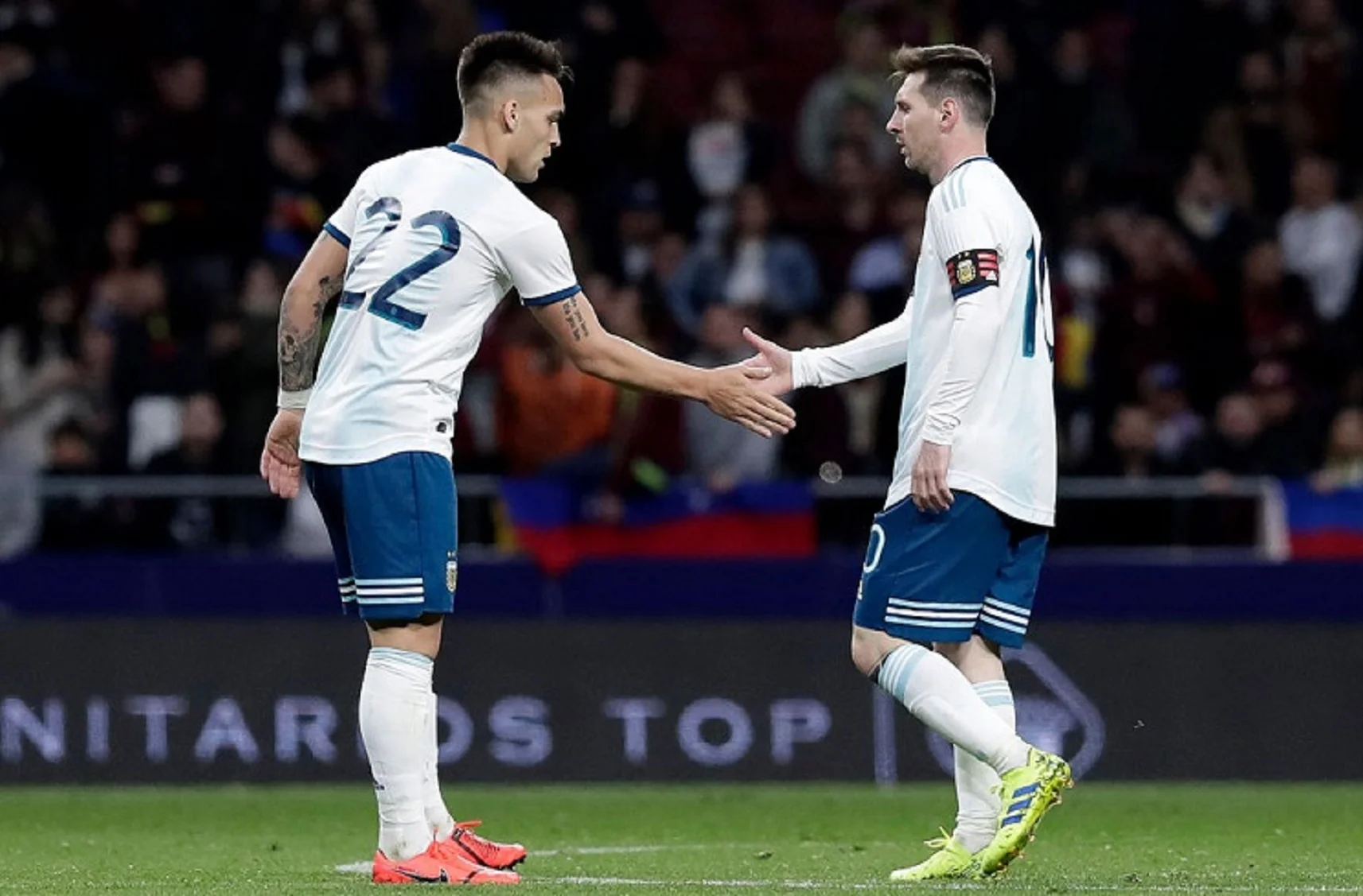 Лаутаро Мартінес та Ліонеля Мессі / Фото AFA
