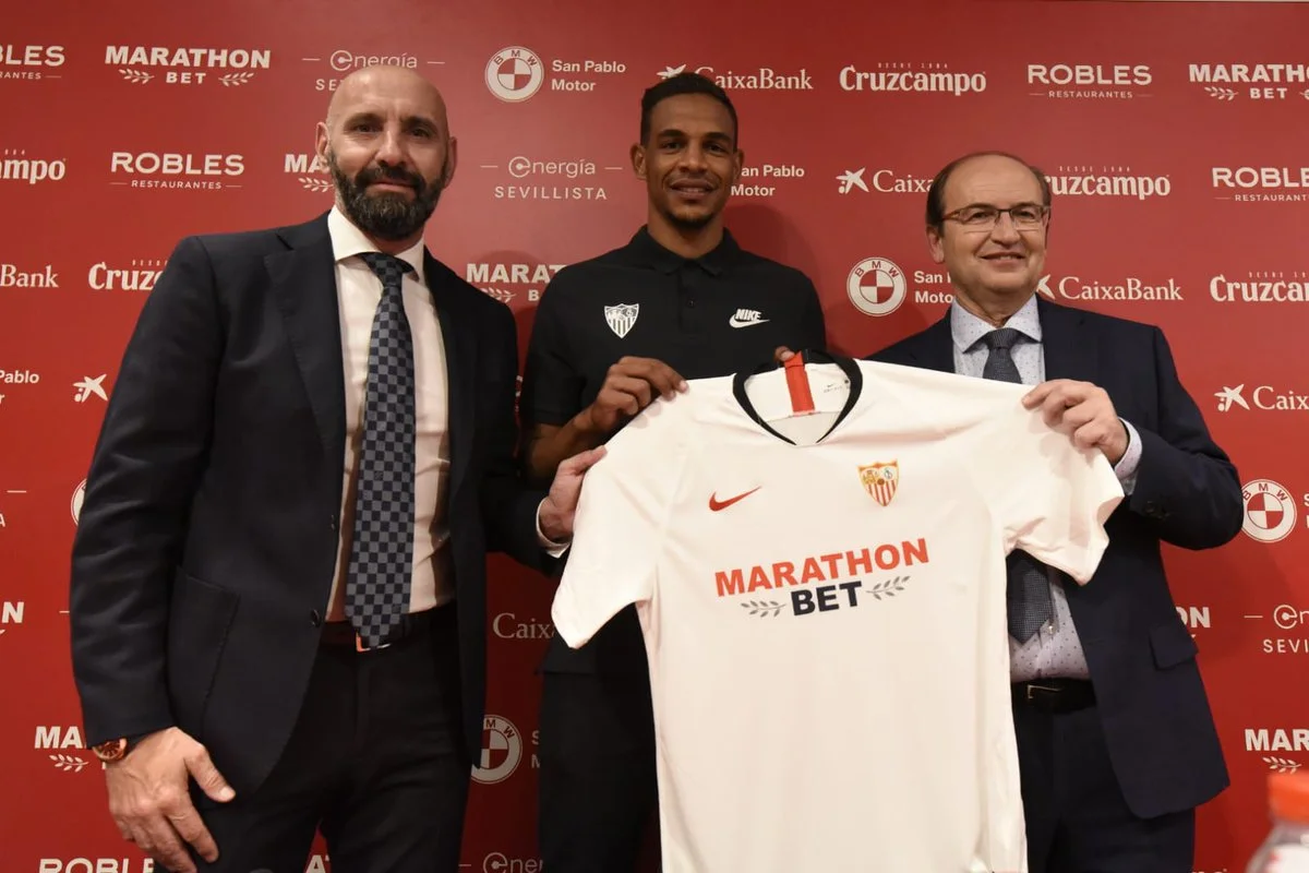 Фернандо (в центре) / Твиттер Севильи