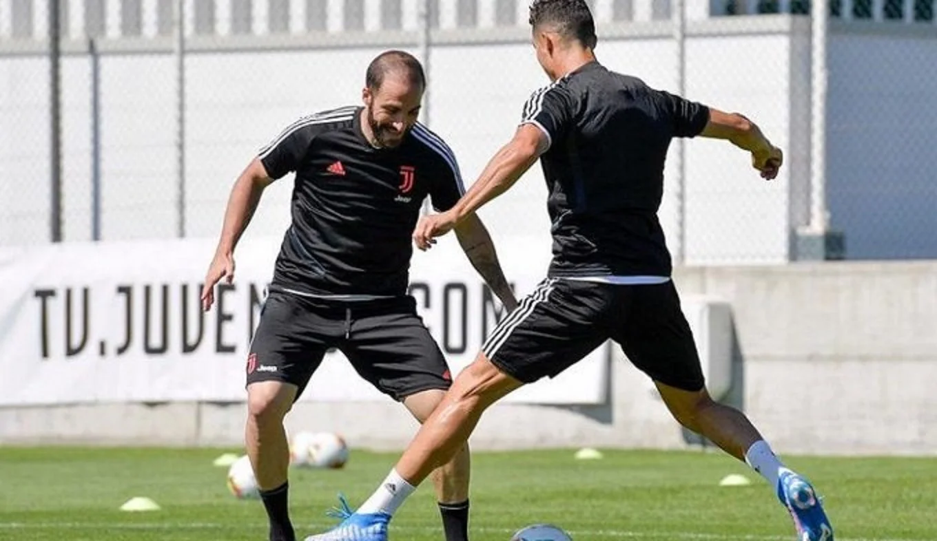 Игуаин и Роналду "зажигают" на тренировке