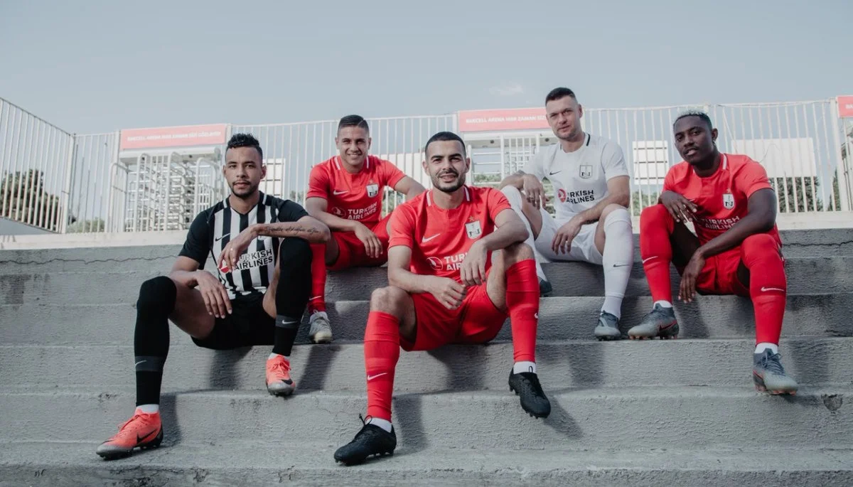 Кирило Петров (у білому) з партнерами / Нефтчі