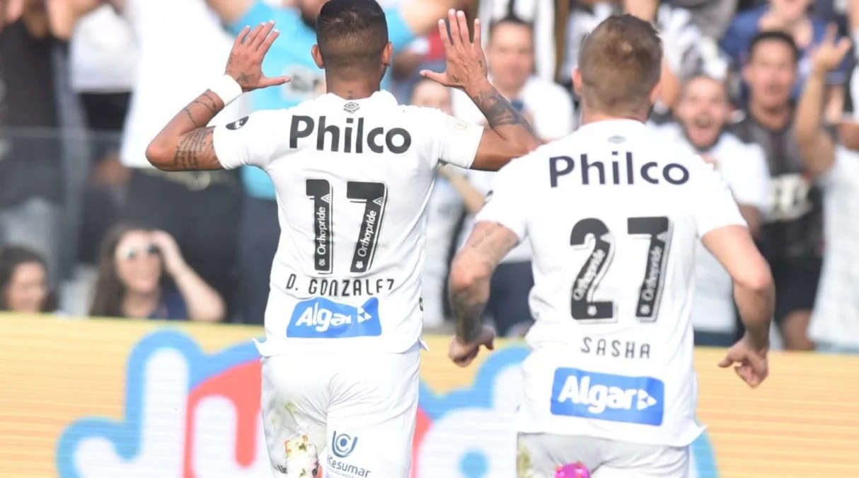 Дерліс Гонсалес (ліворуч) / Сантос