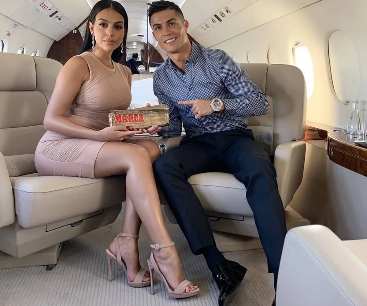 Кріштіану Роналду та його кохана Джорджіна Родрігес з нагородою від Marca