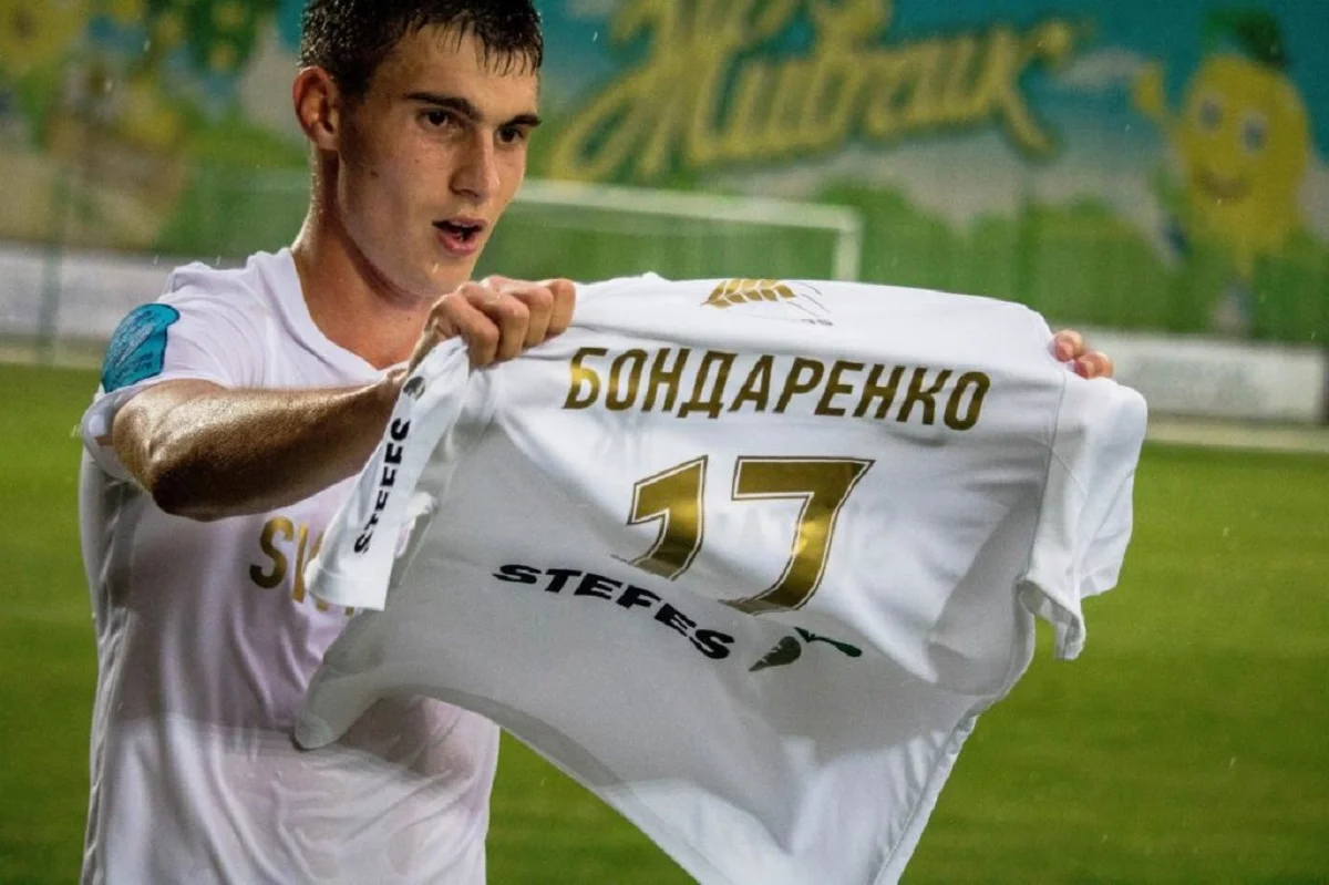 Євген Смирний з футболкою партнера / Колос