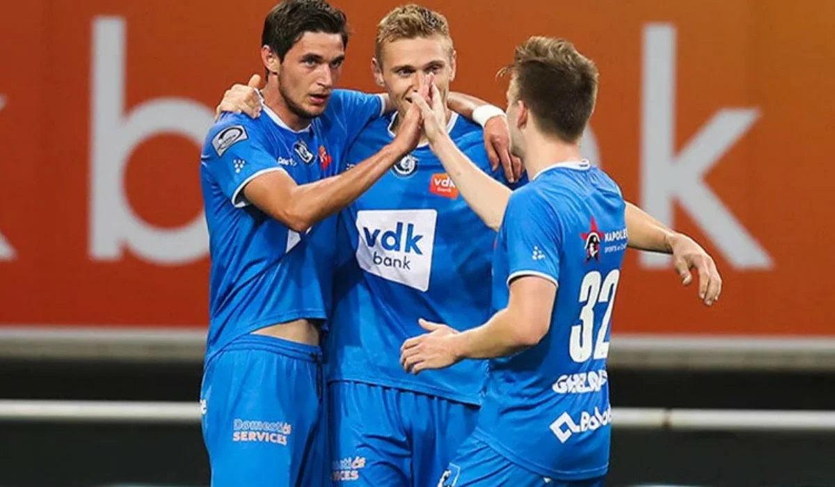 Ігор Пластун (по центру) забив гол / ФК Гент