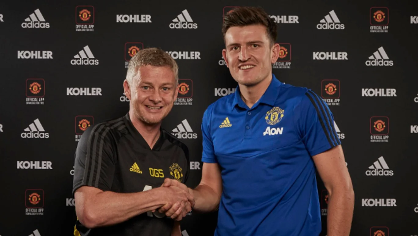 Магуайр позирует с Сульшером / фото Манчестер Юнайтед