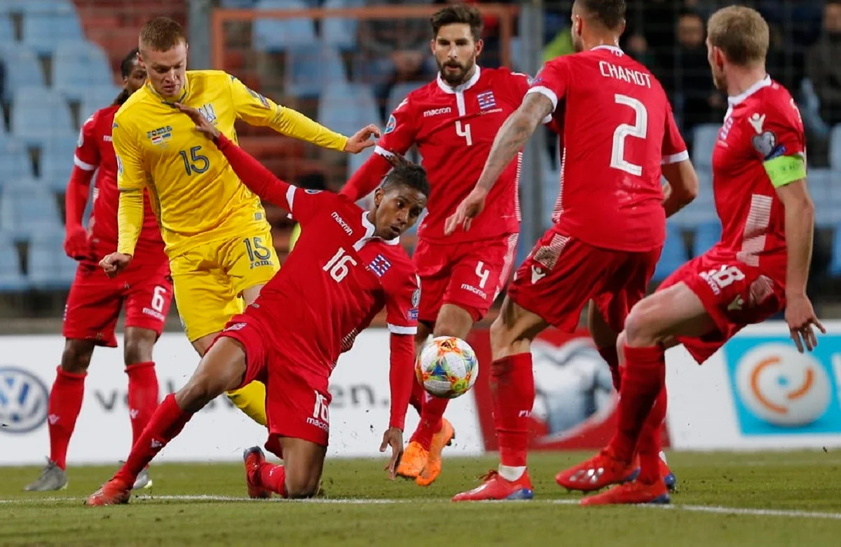 Баррейро (на коліні) проти Циганкова / EPA