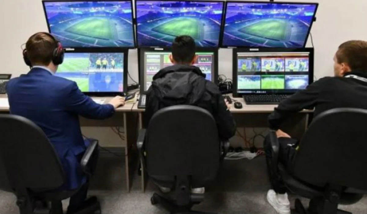 VAR в УПЛ / фото із соцмереж