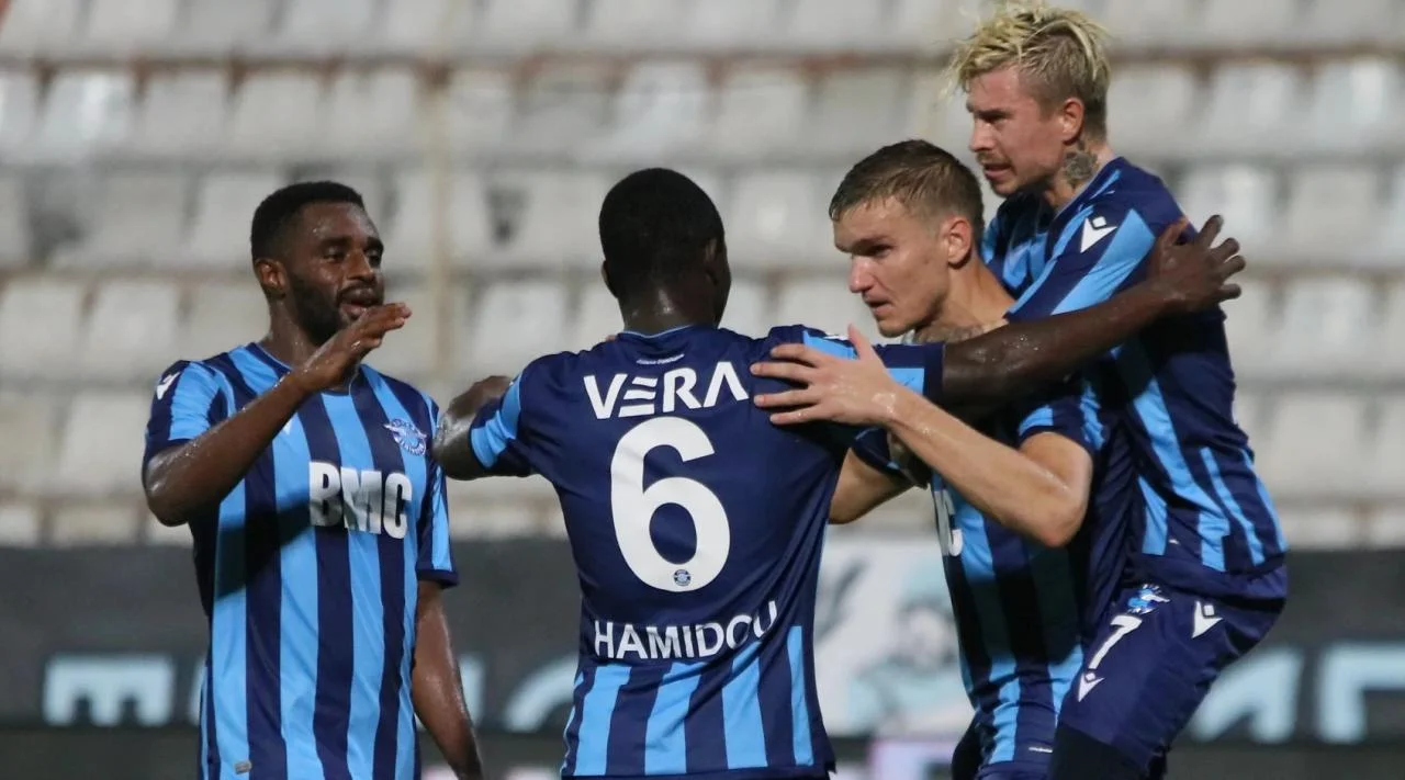 Олександр Гладкий (по центру) / ФК Адана Демірспор