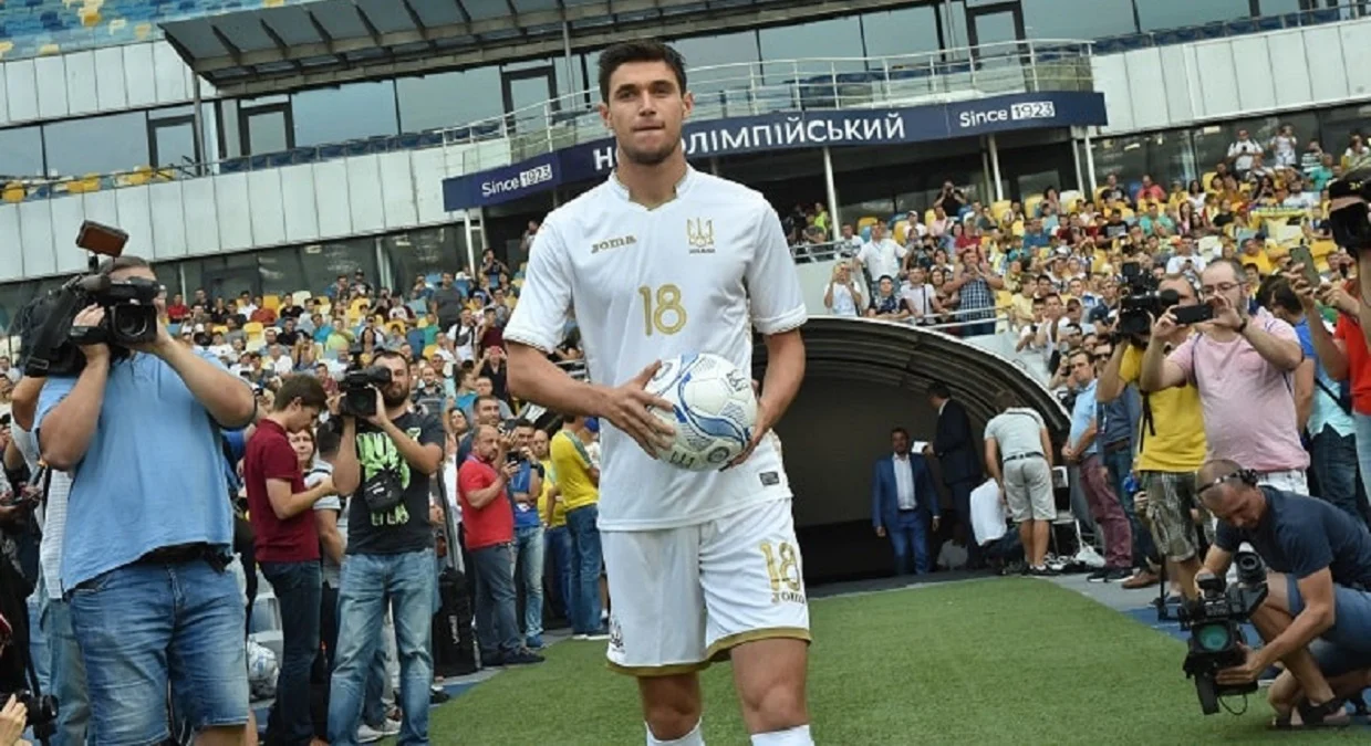 Роман Яремчук в белой форме сборной Украины / УАФ