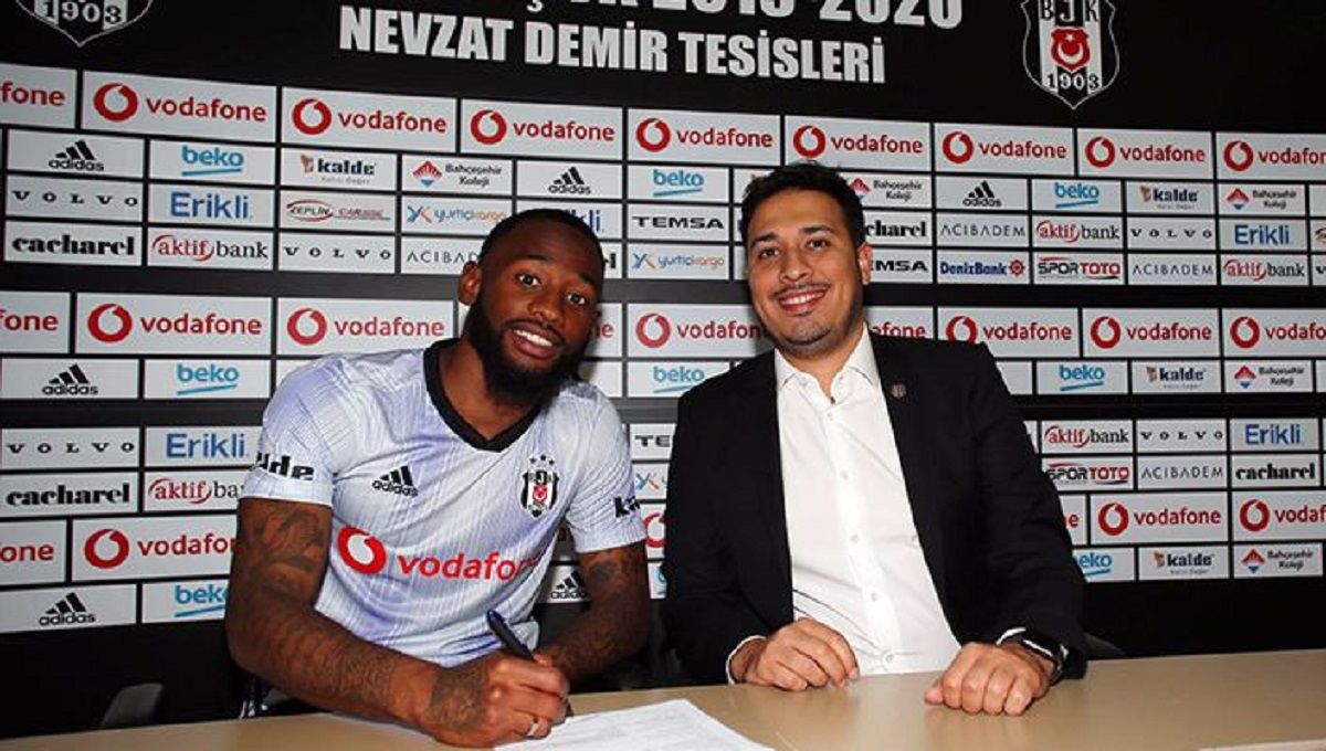 Н'Куду (слева) отписывает контракт / Besiktas