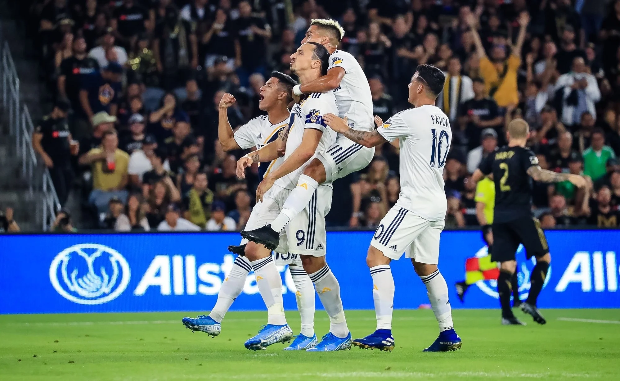 Ибрагимович в объятиях партнеров / ФК Лос-Анджелес Гэлакси