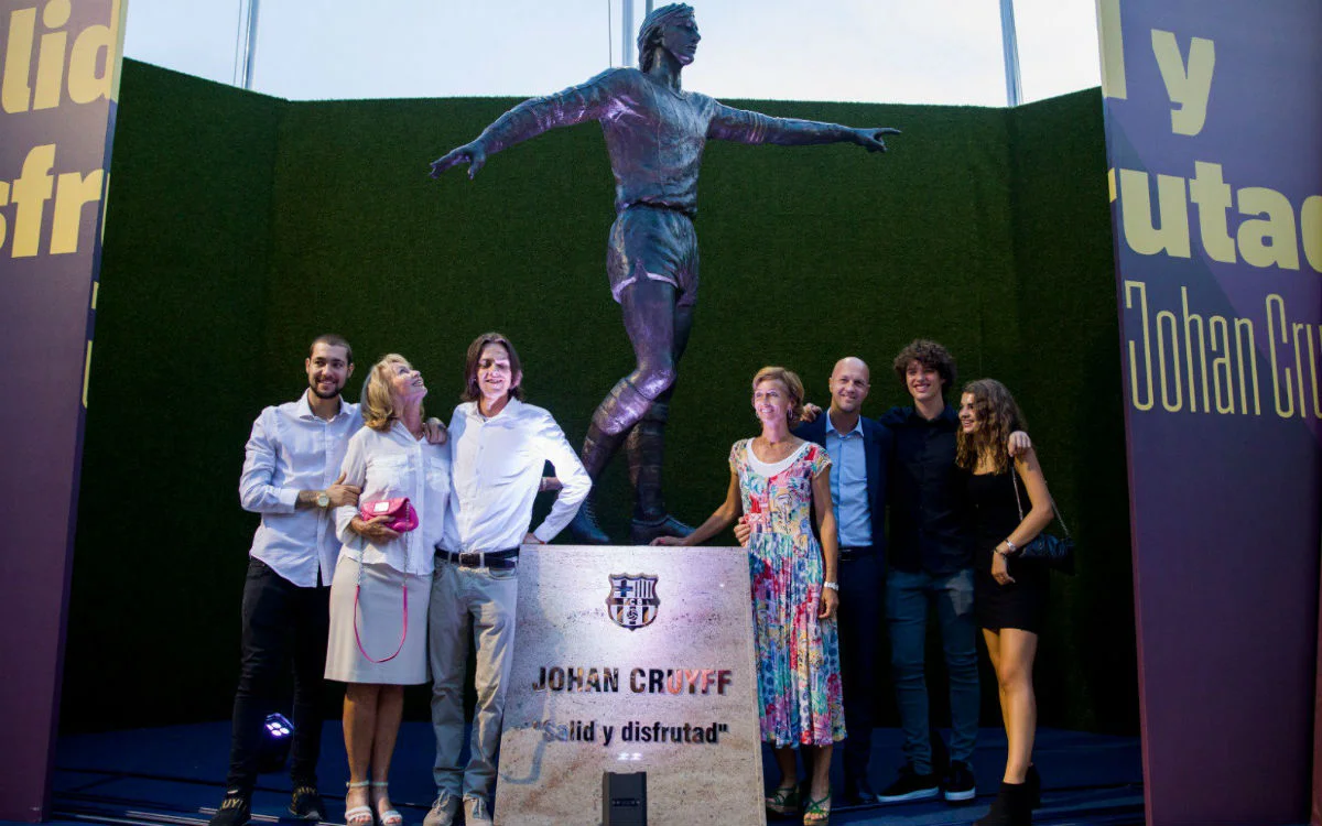 Статуя Йохана Кройфа біля Камп Ноу / ФК Барселона