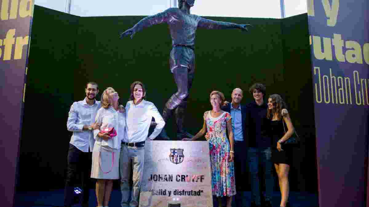 Барселона установила статую Кройфа возле Камп Ноу