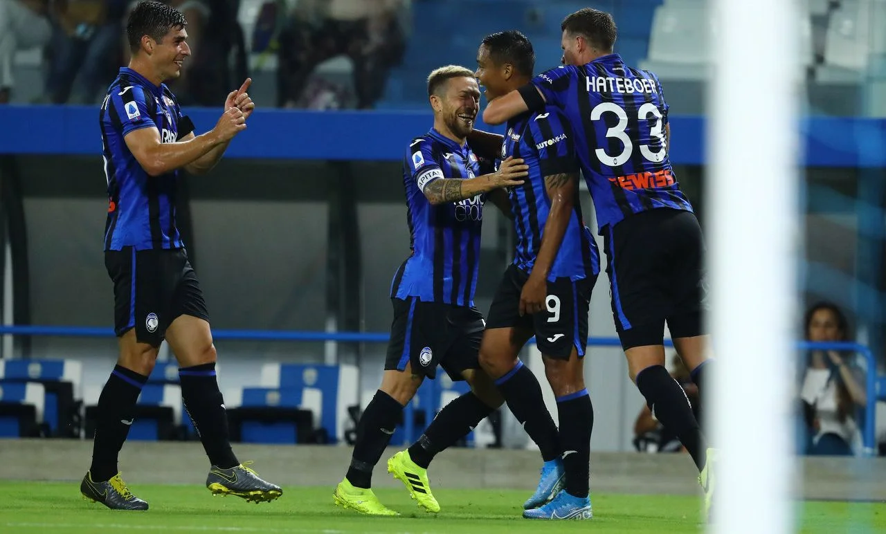 Руслан Малиновский поздравляет героя Муриеля в матче СПАЛ – Аталанта