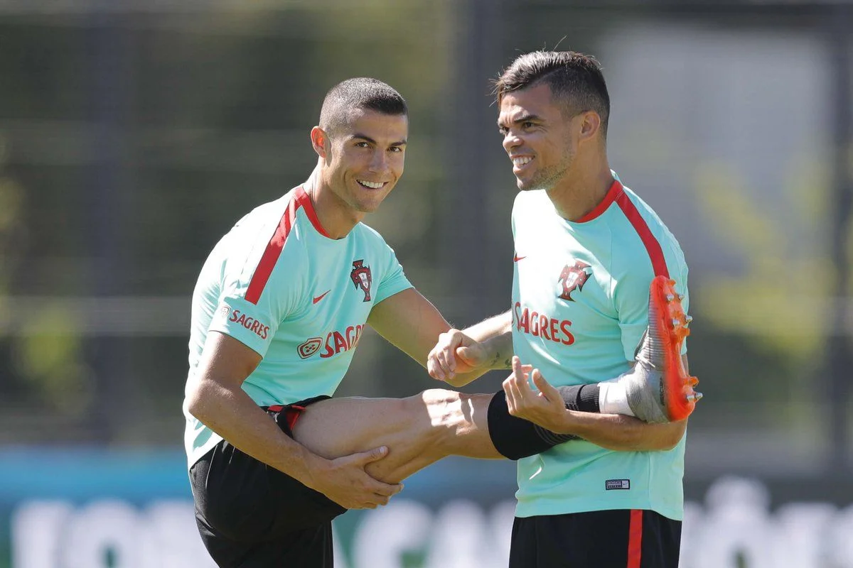 Пепе (справа) / Твіттер збірної Португалії