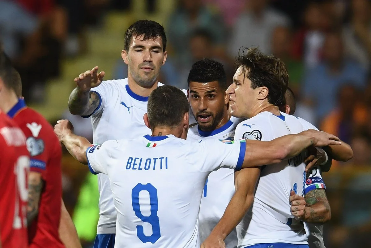 Итальянцы празднуют взятие ворот.