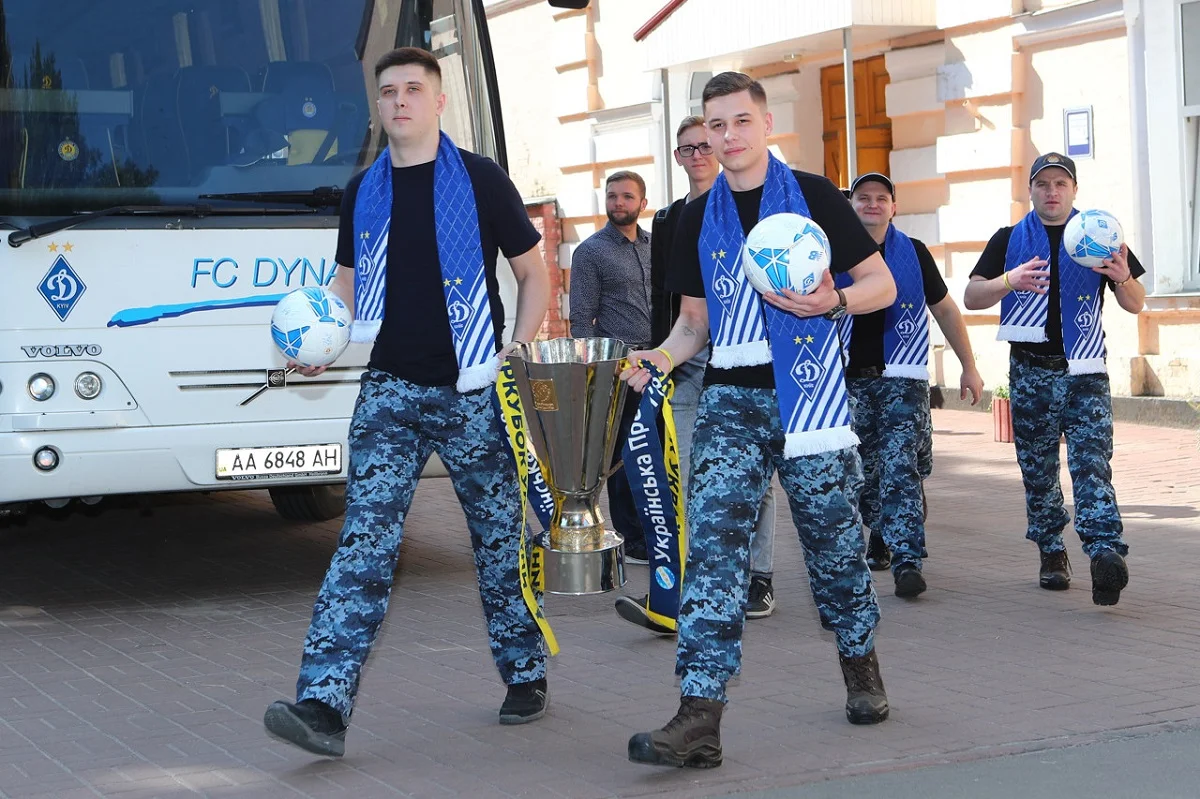 Визволені з полону моряки з Суперкубком України / Динамо Київ