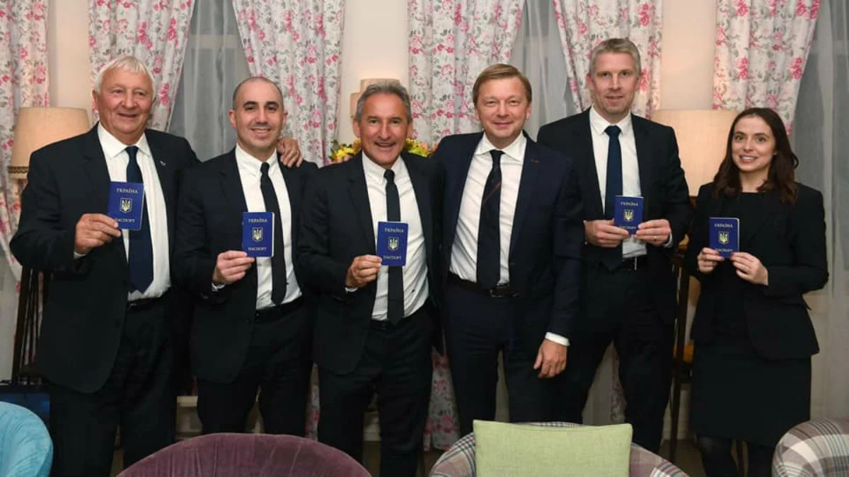 Представники Манчестер Сіті з сувенірними паспортами / Facebook