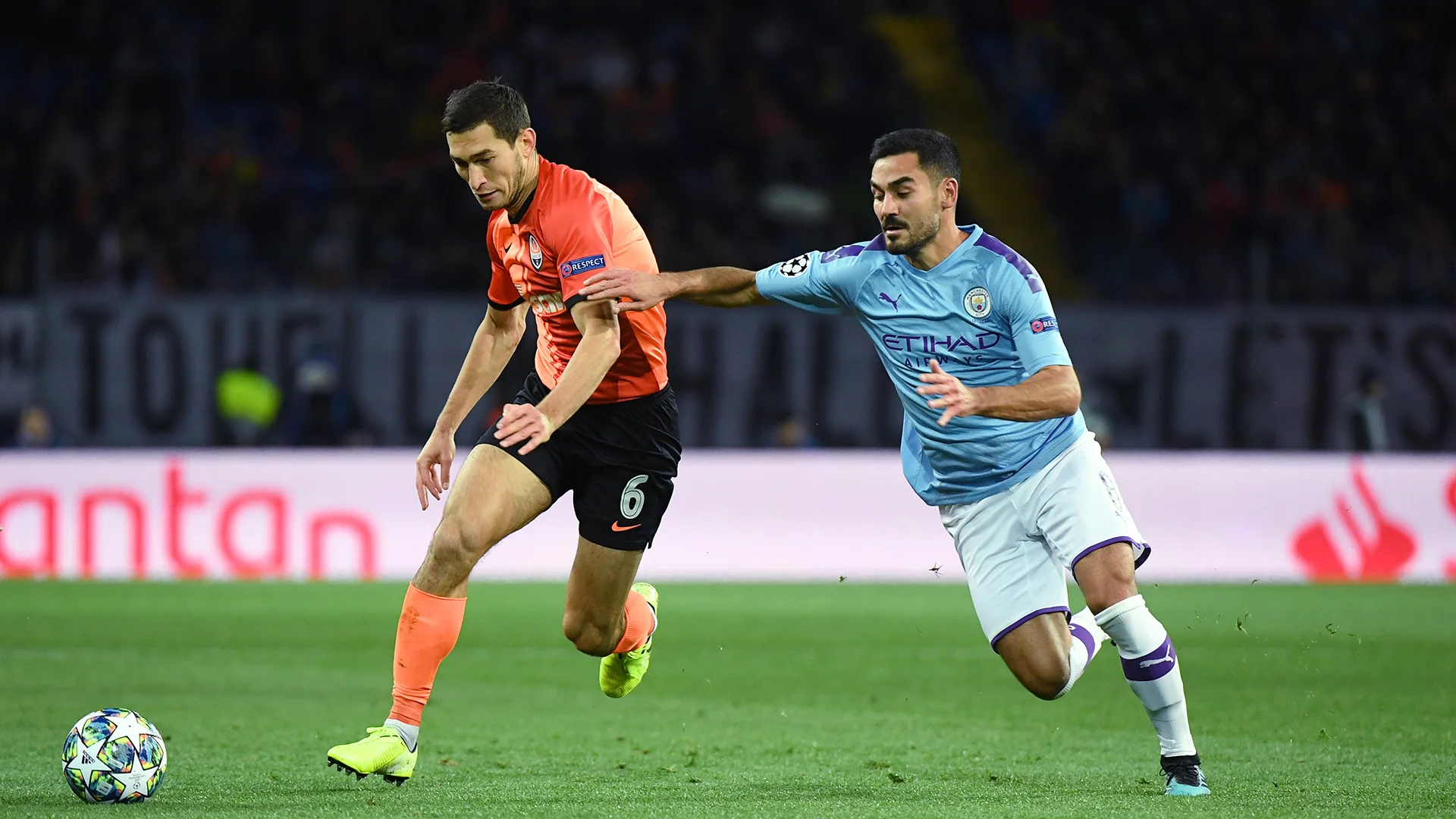 Гюндоган (праворуч) проти Степаненка / ФК Шахтар