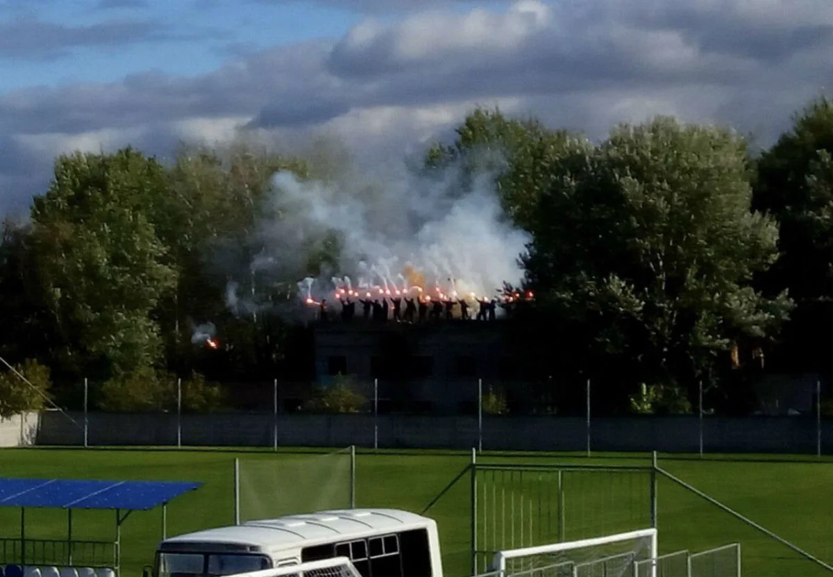 Ультрас Шахтаря підтримують команду за межами стадіону / Twitter
