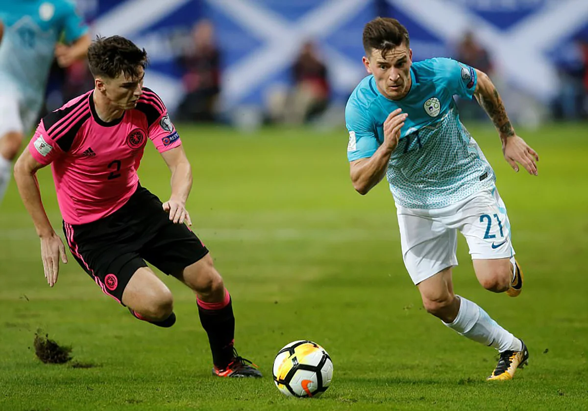 Вербич (справа) в матче против сборной Шотландии / Reuters