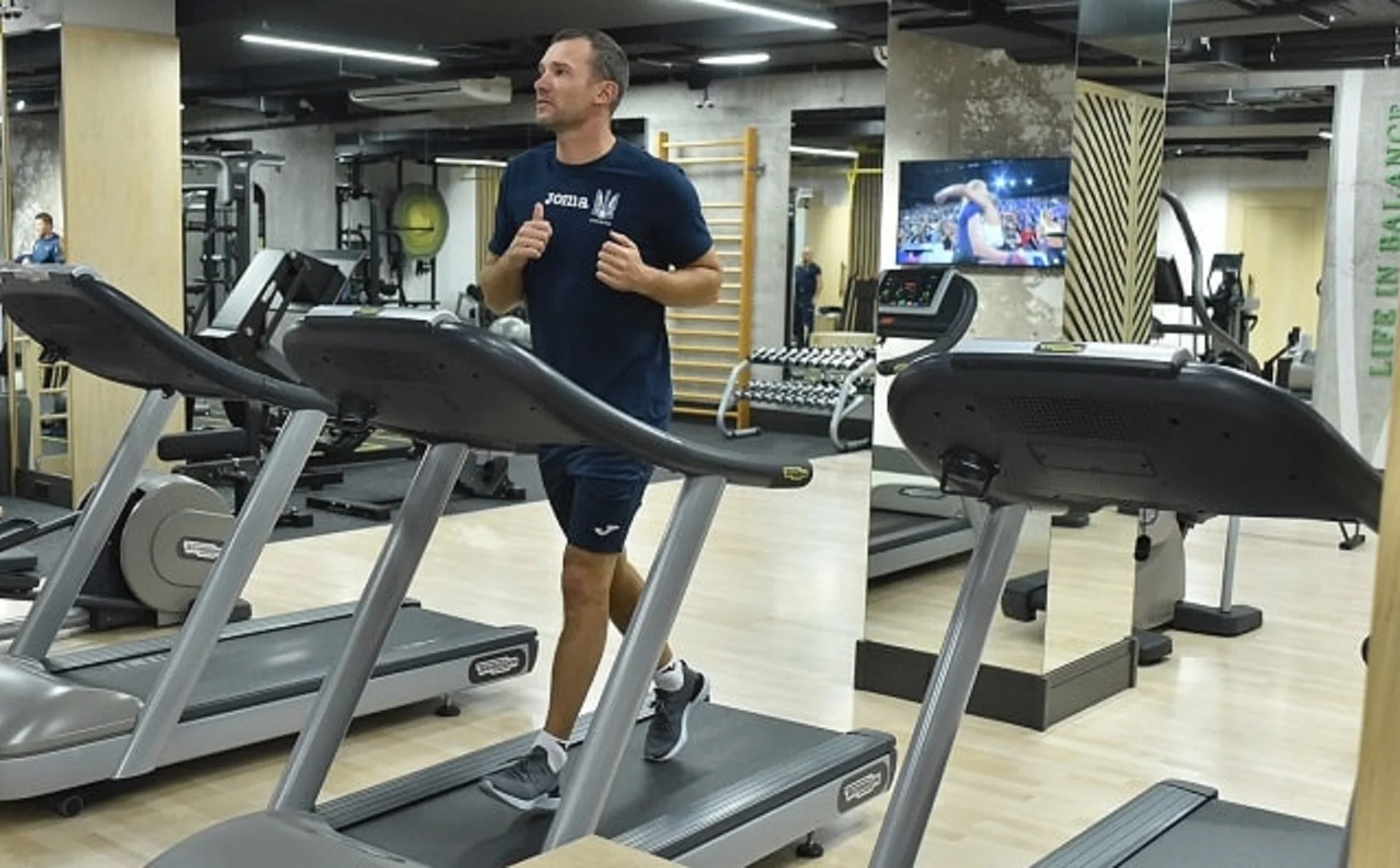 Андрей Шевченко подает пример своим подопечным / Фото УАФ