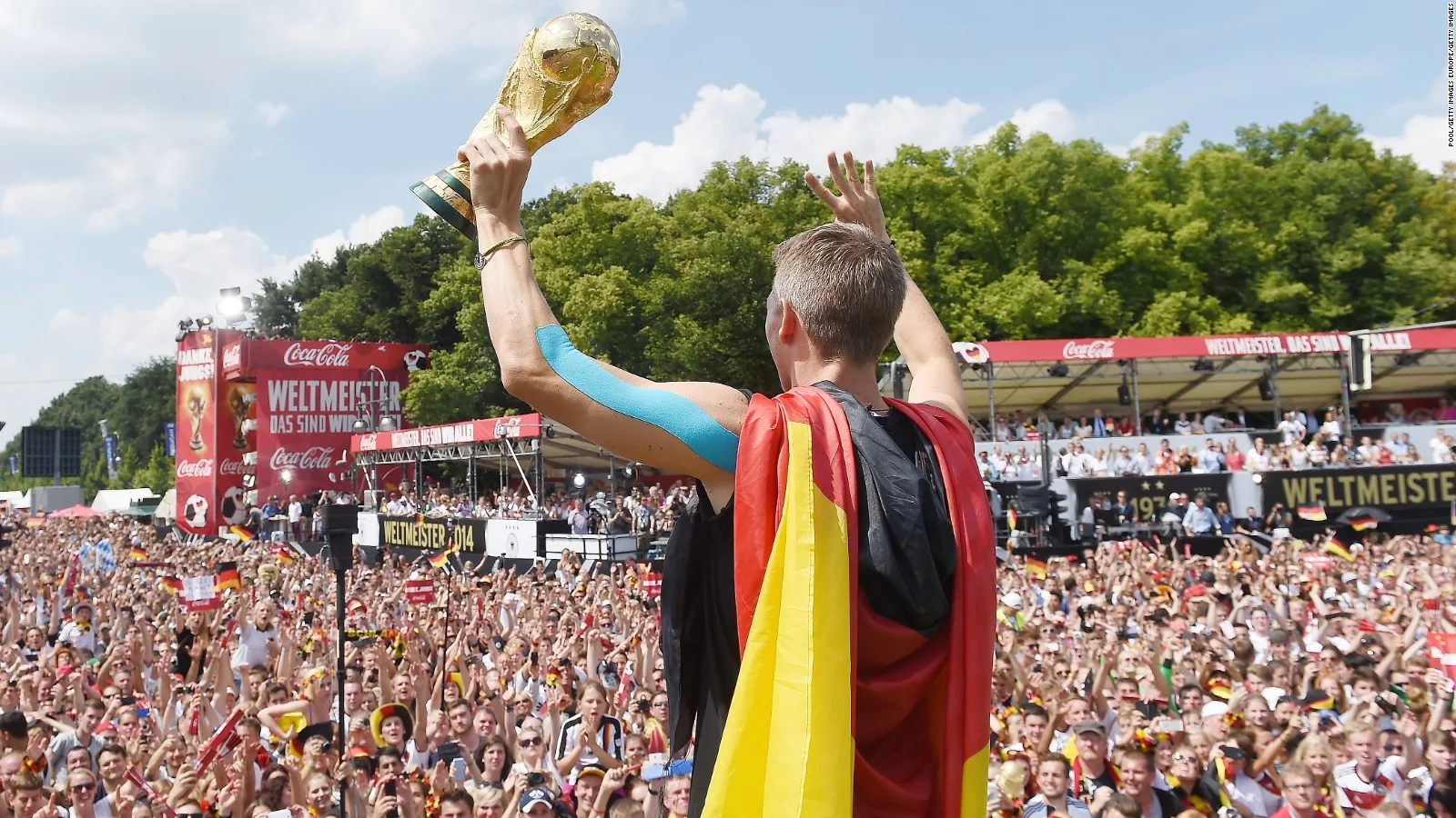 Бастіан Швайнштайгер демонструє Кубок світу берлінській публіці / Getty Images