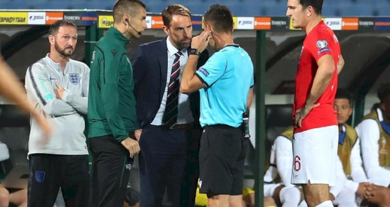 Арбитр консультируется с Гаретом Саутгейтом во время остановки матча Болгария – Англия