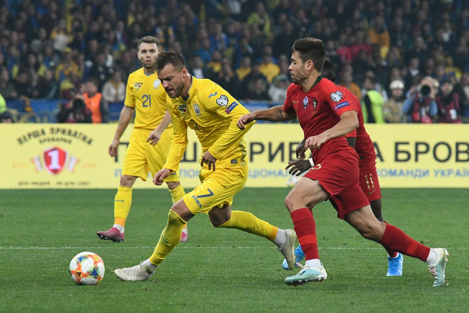 Андрей Ярмоленко (слева) / Футбол 24