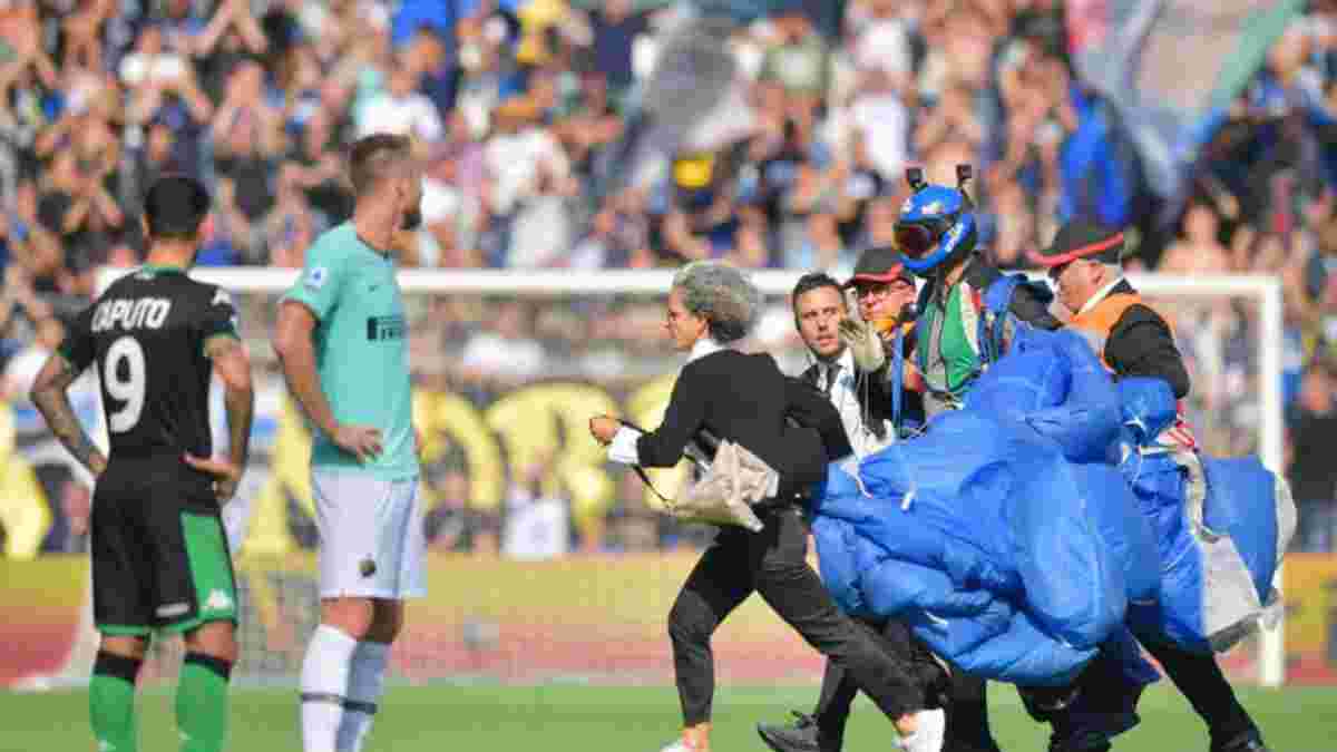 Вболівальник на парашуті перервав матч Серії А