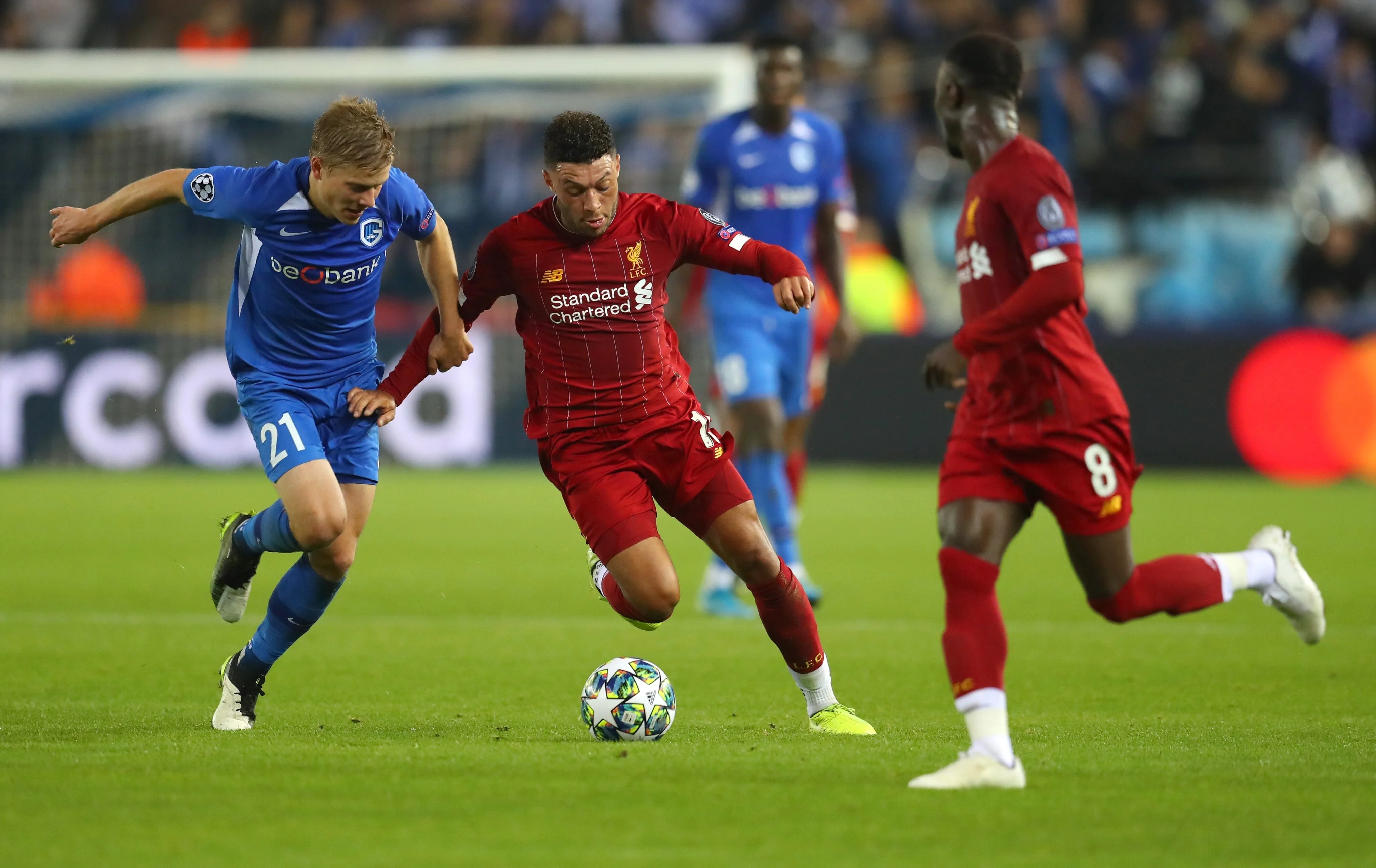 Алекс Окслейд-Чемберлен (із м'ячем) / ФК Ліверпуль