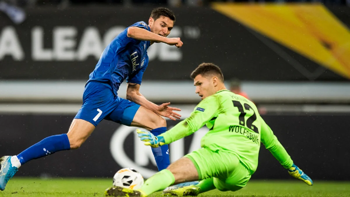 Яремчук у двобої з гокіпером Вольфсбурга / Belga
