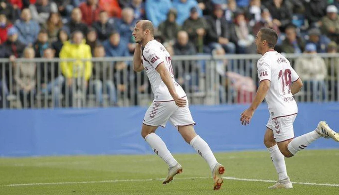 Роман Зозуля (слева) празднует победный гол