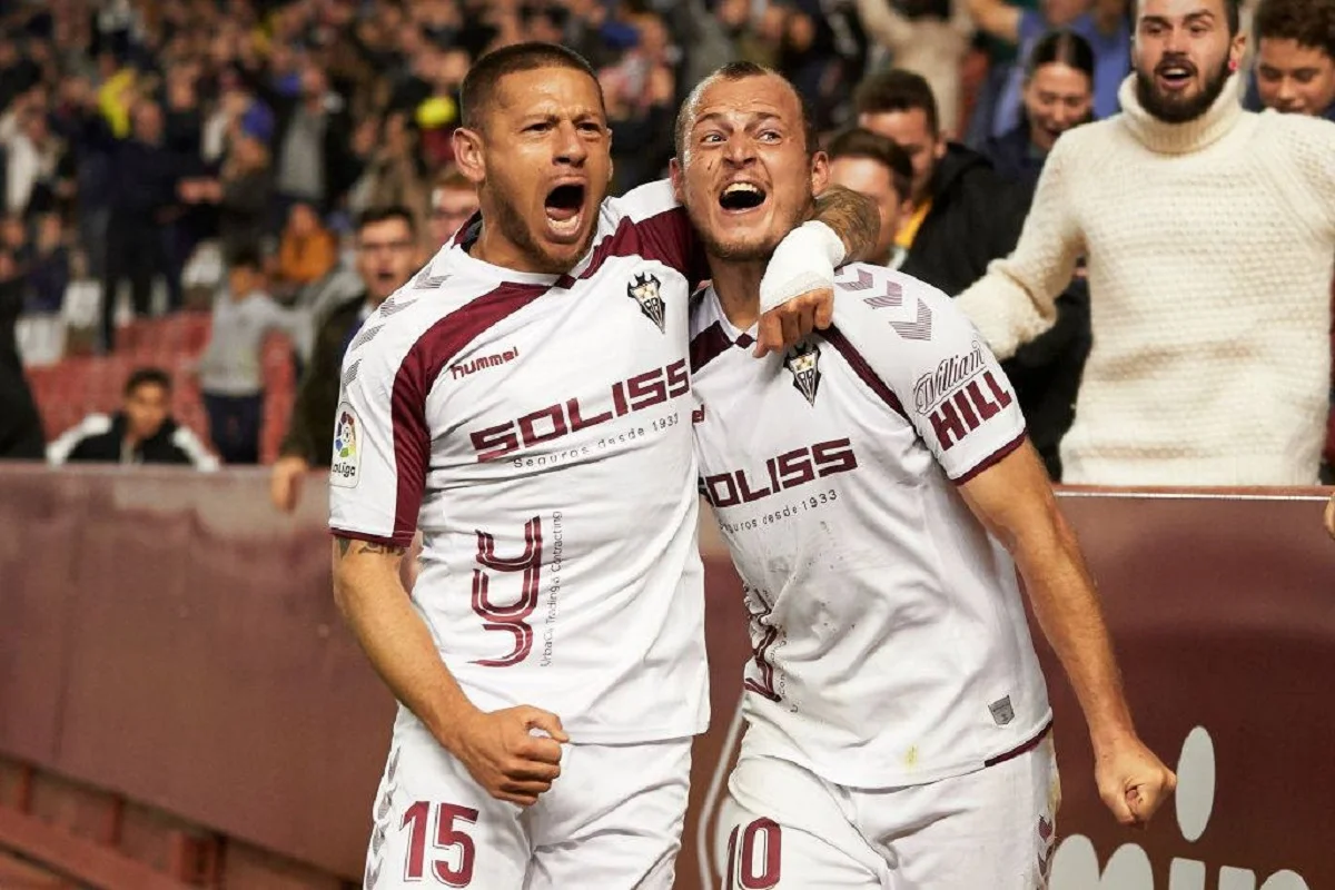 Роман Зозуля вкотре рятує свою команду / Getty Images