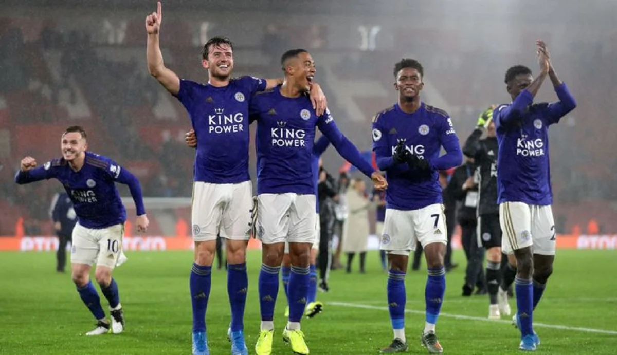 Игроки Лестера празднуют рекордную победу / Sky Sport