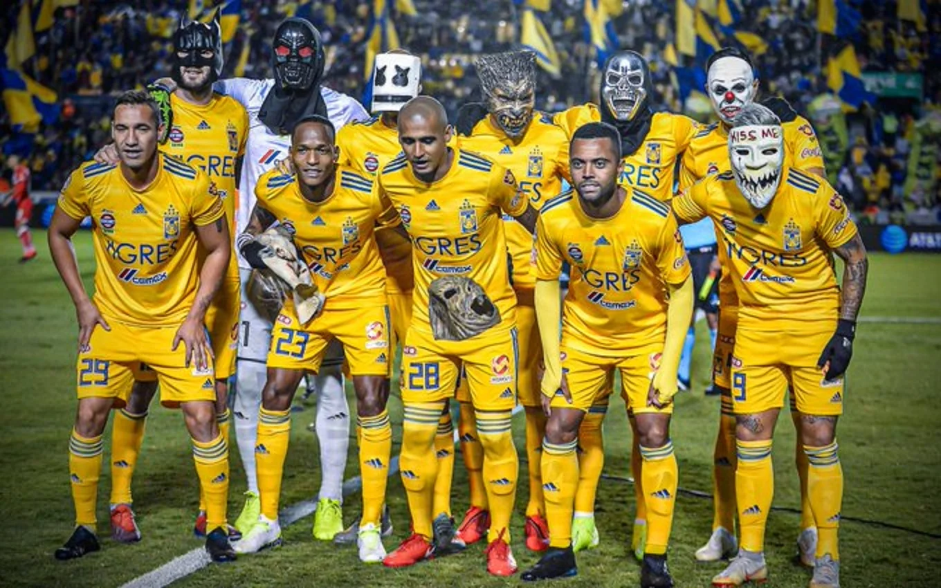 Тігрес відсвяткував цілою командою прямо на полі