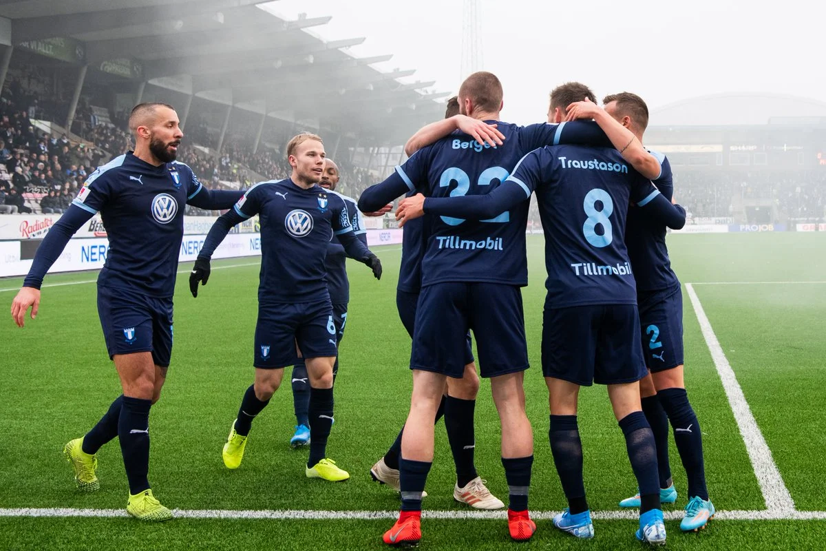 Игроки Мальме радуются голу, однако не победе в чемпионате