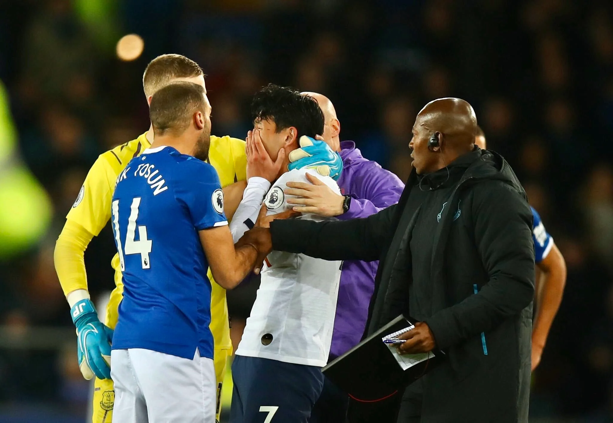 Сон Хин Мін (в центрі)